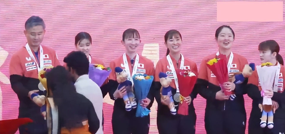 日乒女团银牌也多人大笑：17岁张本领奖时笑容甜美 日媒却称太遗憾