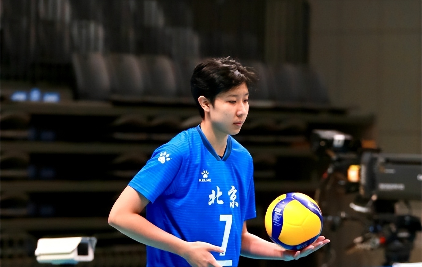 首秀轟28分制勝！中國女排19歲1米90重炮崛起：替補造3-2大逆轉 - 