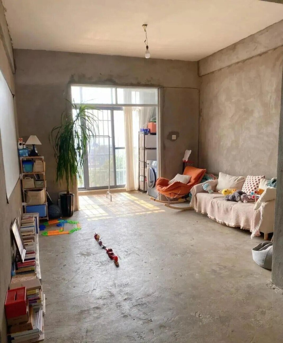 云南一家三口，直接住进毛坯房意外爆火：全屋1万也不寒酸，太务实了_腾讯新闻