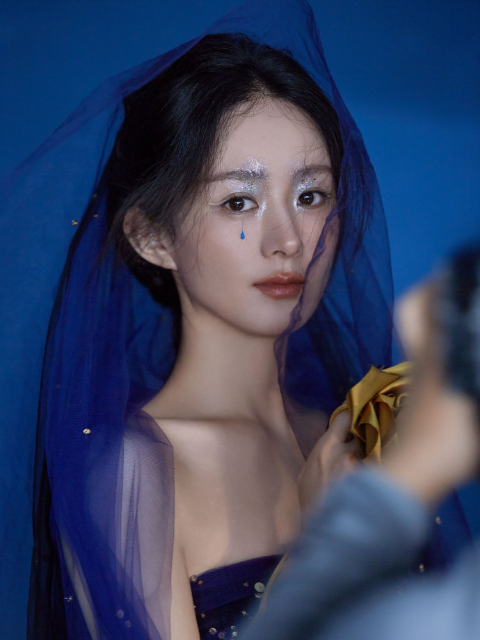 赵丽颖庆祝圣诞节,戴圣诞帽拿大苹果甜笑入镜,可爱元气好漂亮