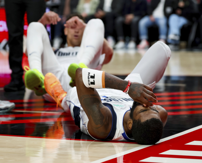 独行侠官宣欧文因伤退赛坐轮椅离开球馆倒地后被队友坐到腿上