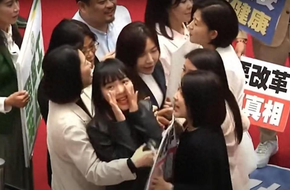 才说“不做政治综艺秀”黄捷就打脸自己，台网友抓包她议场吵架不忘看镜头博版面_腾讯新闻