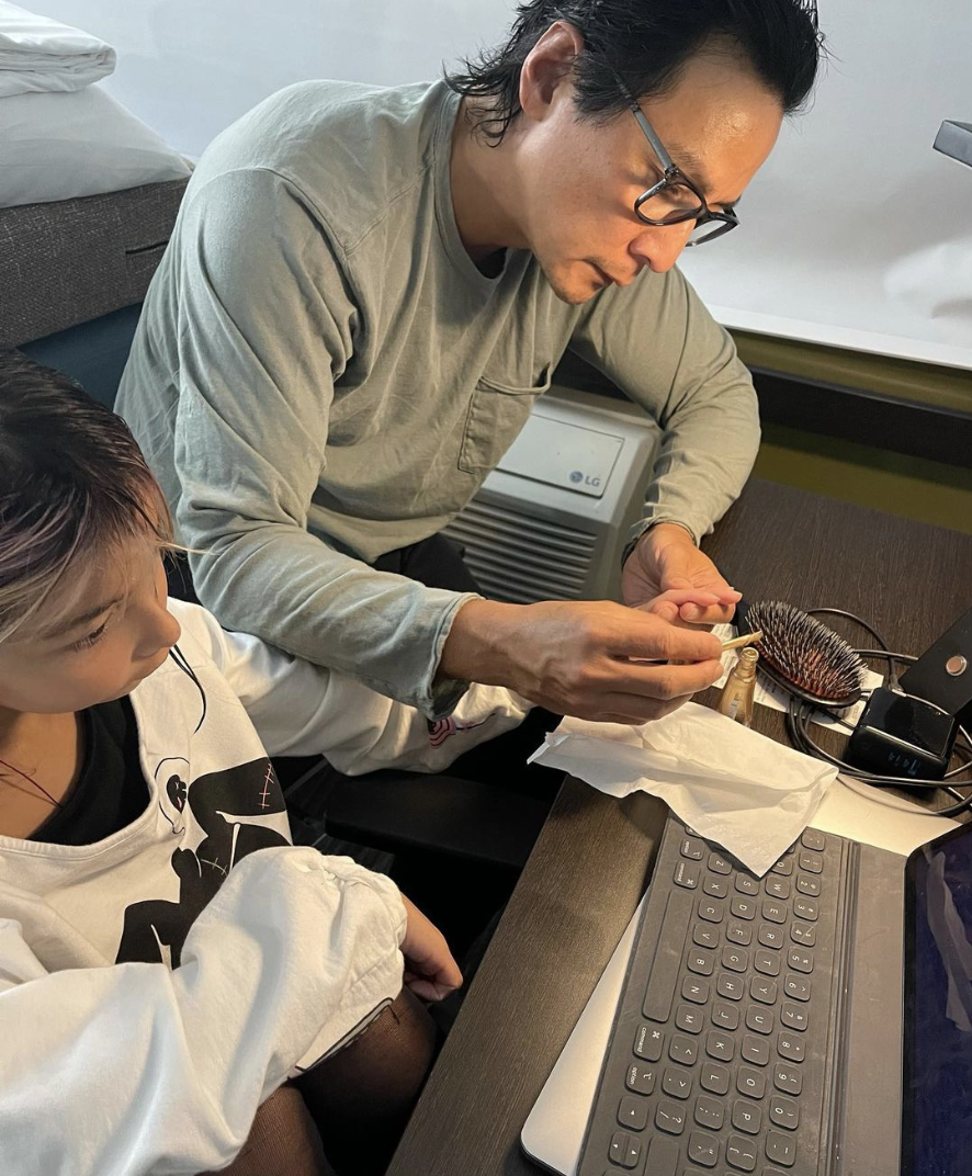 吴彦祖为女儿涂指甲油跨年被妻子夸是最好的爸爸9岁吴斐然初具女神范