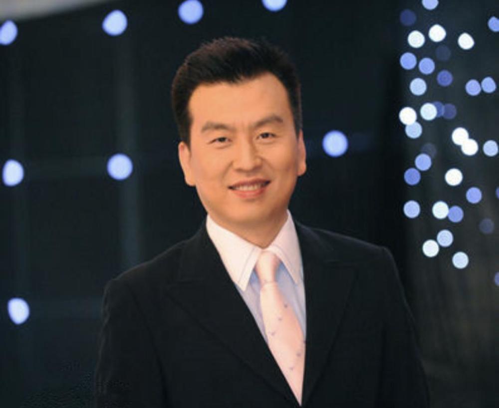 57岁张泽群晒幼子照片被疑早已隐婚生子曾自曝与孩子分别多年