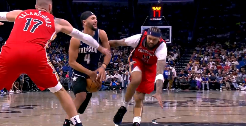 鹈鹕遭重创:英格拉姆膝盖扭伤提前退赛 痛苦离场被搀扶返回更衣室