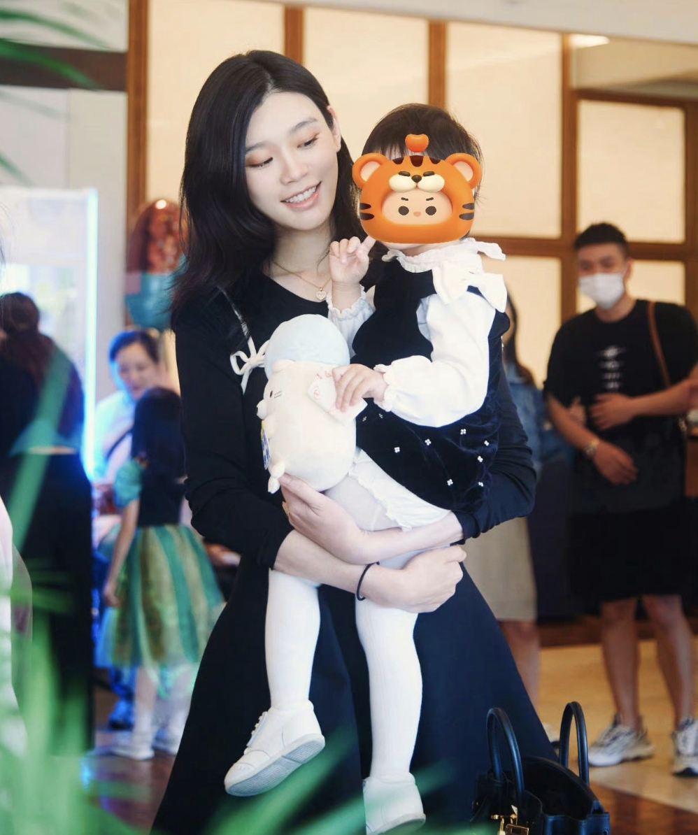何猷君2岁女儿身高近1米,奚梦瑶改善四房身材基因很成功