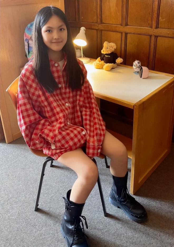 13岁王诗龄近照曝光,穿超短裙身材高挑纤瘦,筷子腿吸睛十足_腾讯新闻