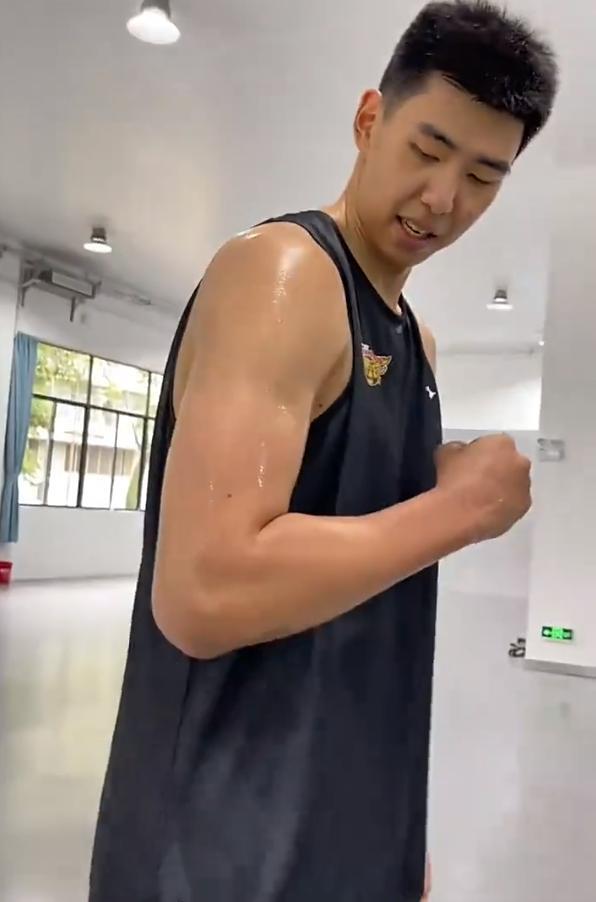 按照广东男篮此前助理洛亚在美国有一个知名度较高的训练营,胡明轩和