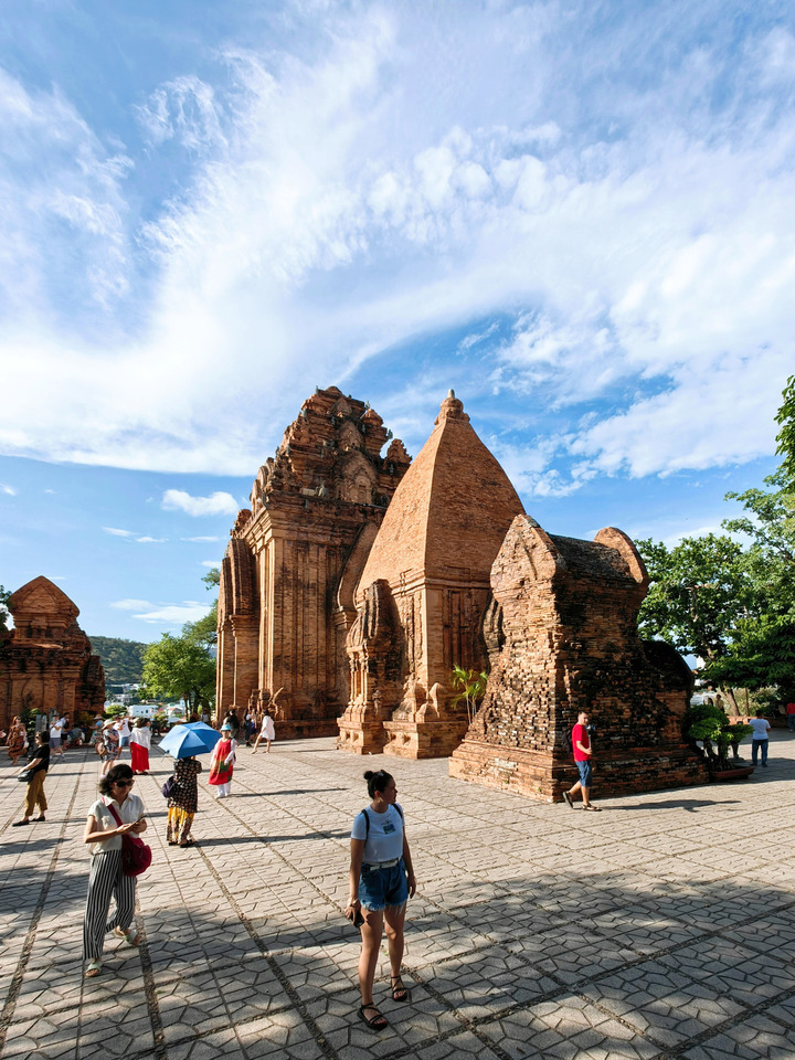 回过头来看,始建于7到12世纪的占婆塔古建筑群,是越南历史与文化的