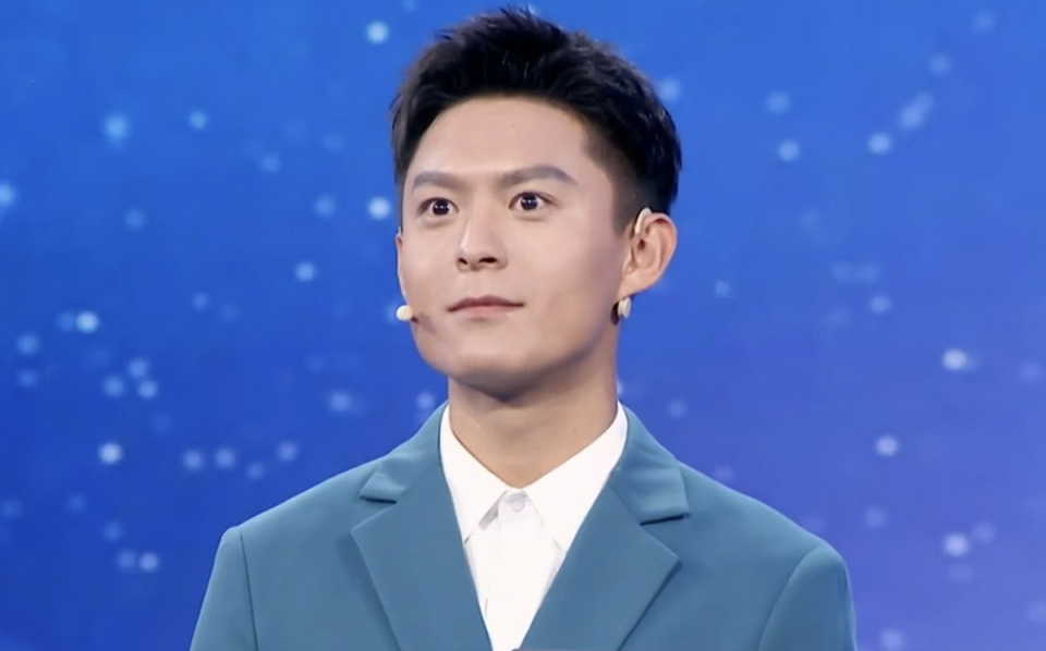 相较于4年前,孙鹏飞明显更沉稳了,台上的状态也很松弛.