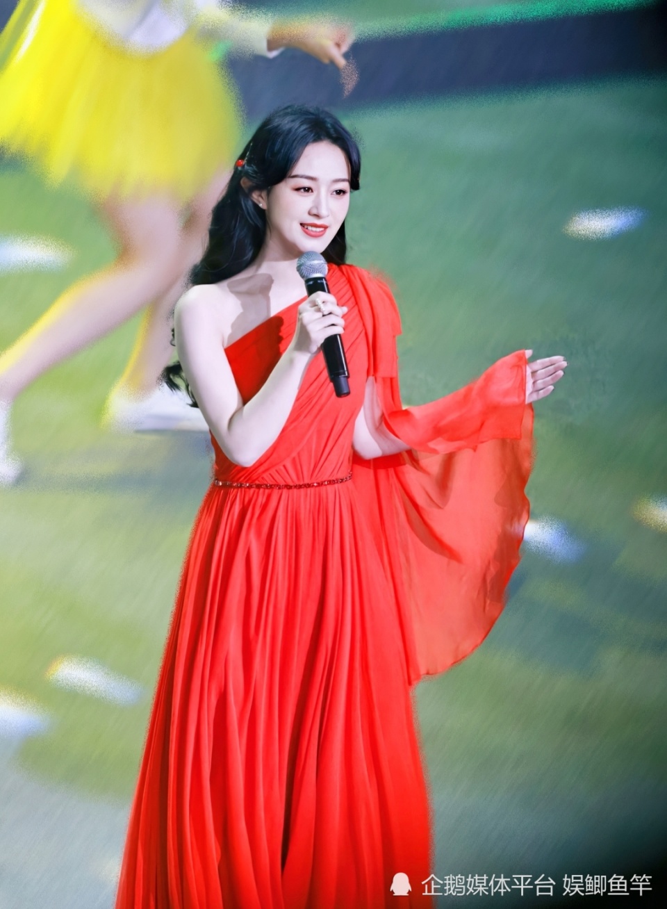 35岁赵丽颖春晚造型国风墨竹长裙美得宛如画中仙子