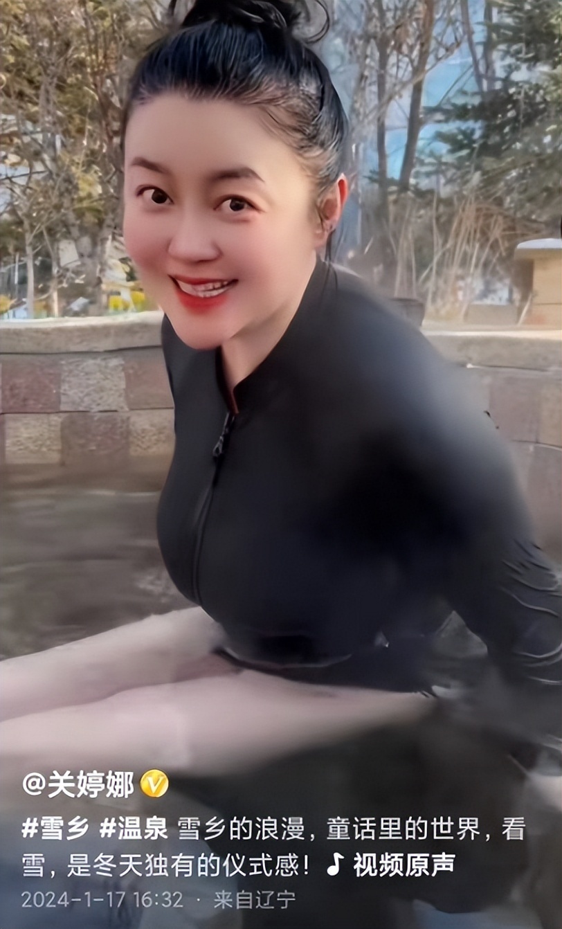 赵本山御用女搭档关婷娜,在雪乡泡温泉,穿泳装下水尽显婀娜身姿