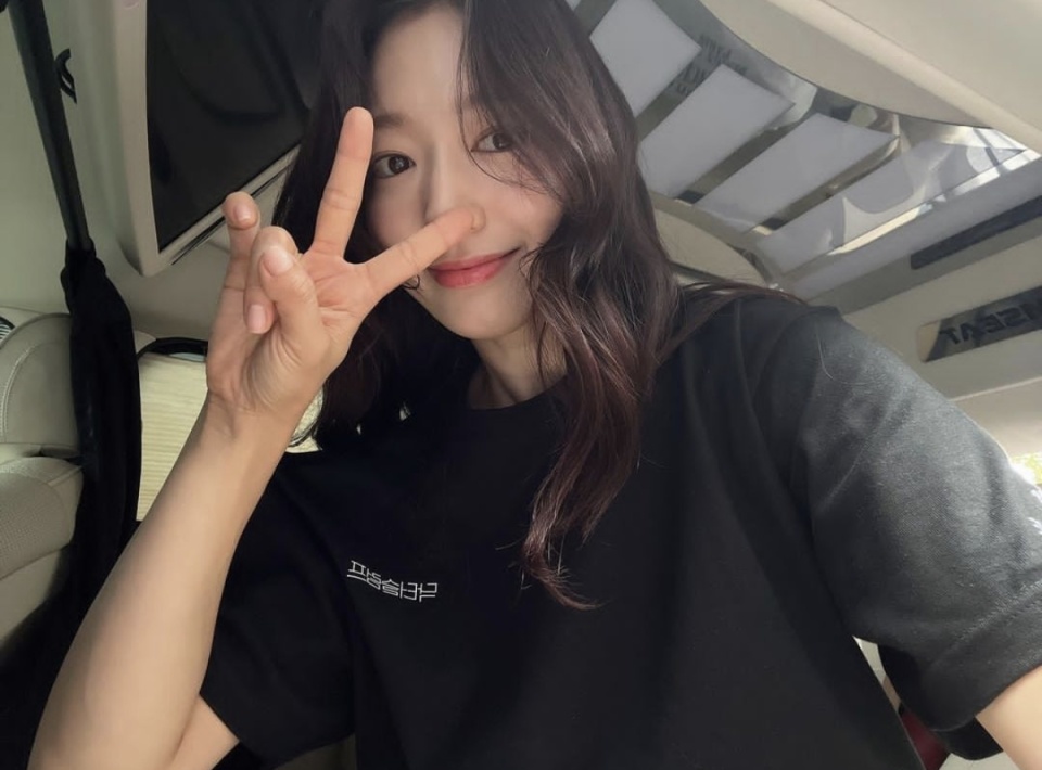 如清风般温柔可爱,朴信惠的大波浪发型,散发着独特的清新魅力