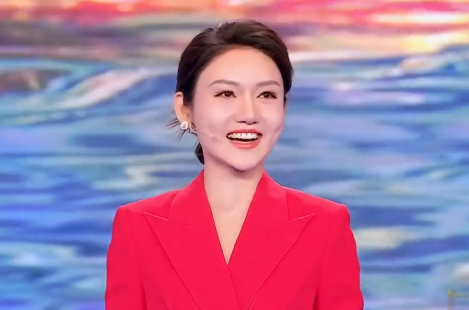 总的来说,龙洋在央视年轻一代女主持人中已经成长起来了,大型晚会和