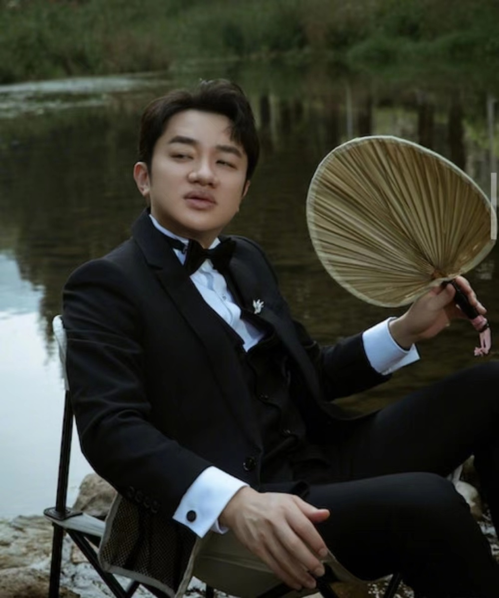 王祖蓝开百万跑车回母校,近年在内地赚得盆满钵满_腾讯新闻