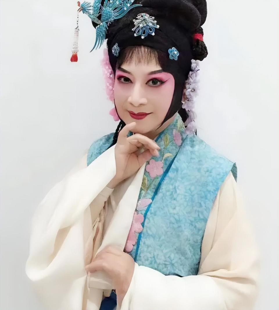 事实证明,80岁的"观音菩萨"左大玢,已经走上了另一条道路