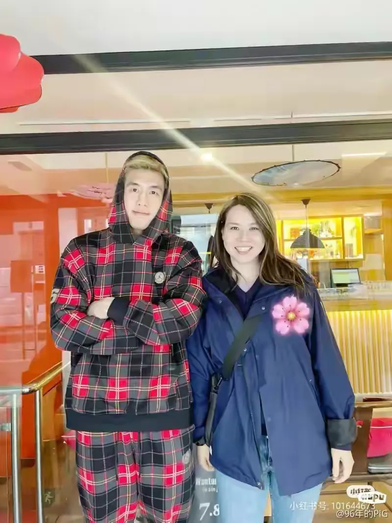 美女球迷在马德里偶遇郭艾伦,平易近人合照,郭妈妈已过去做陪护