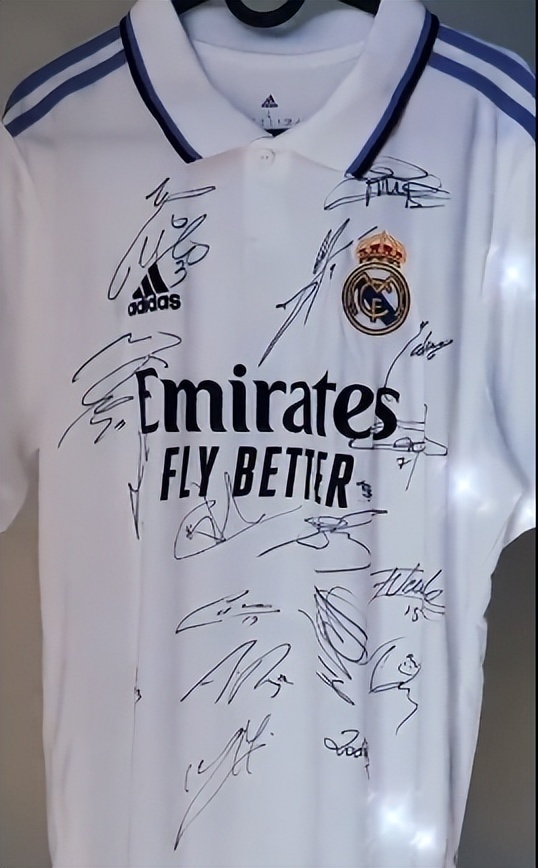 皇马球星录视频为樊振东庆生,送全队签名1号球衣_腾讯新闻