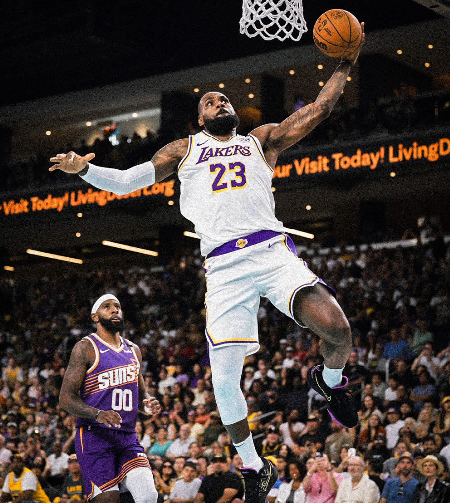 39岁勒布朗再成历史首人:飞身大帽布克 单臂暴扣 单节15分超猛