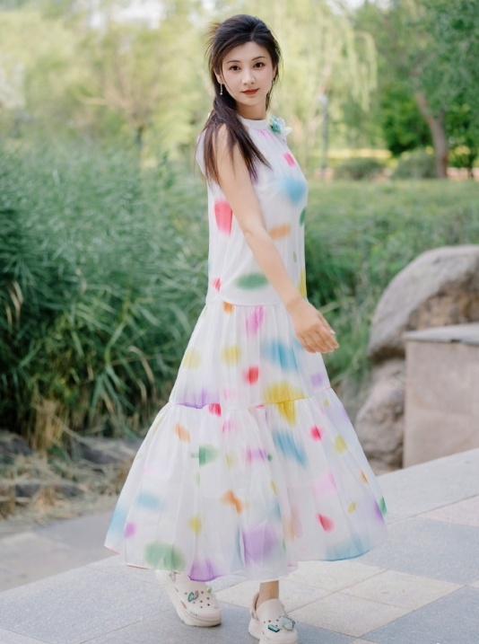 "沈眉庄"斓曦首度回应穿丑衣服,郑重喊话:玩梗适度,衣服无错