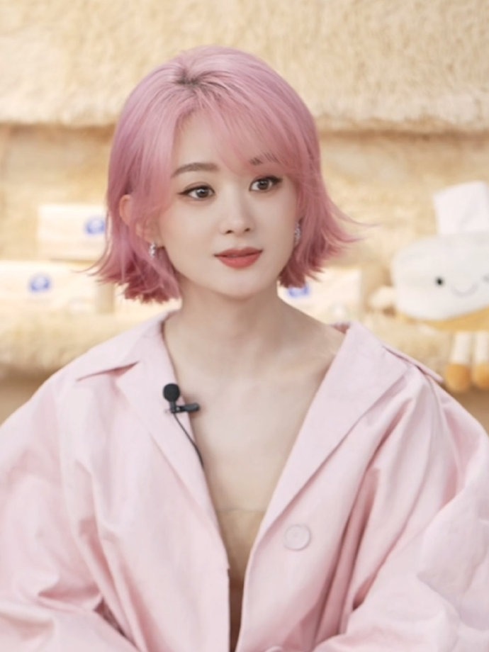赵丽颖最新近照,粉发配粉衣好娇俏,肤如凝脂美得像洋娃娃