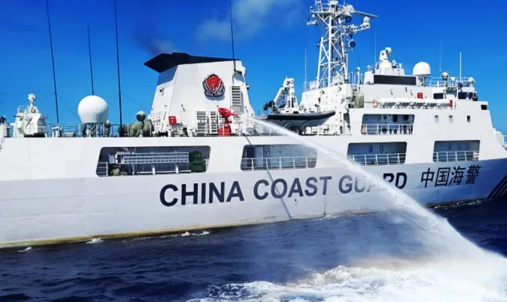 中国海警再度动用水炮,美日三航母演练南海危机