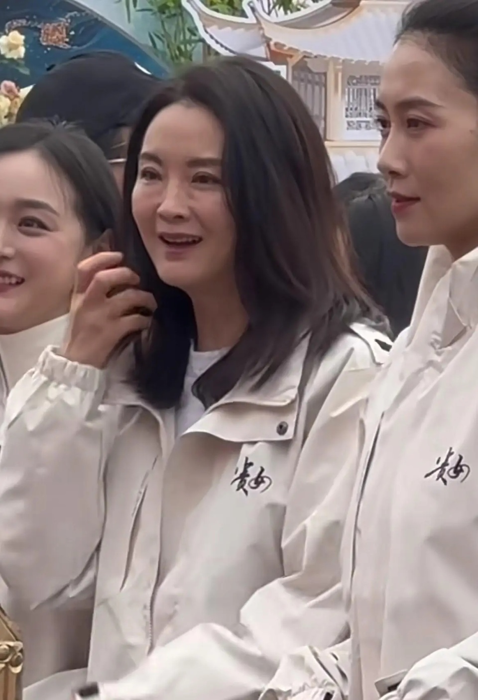 当50岁王艳和46岁温峥嵘同框出现一个脸僵发福一个却逆龄生长