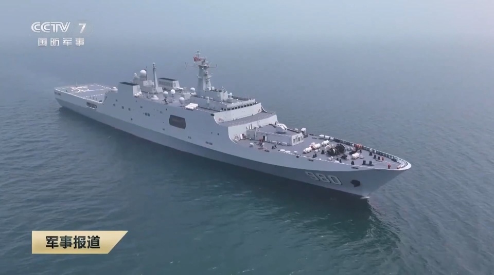 不装了,央视公开071登陆舰真正的排水量,还披露了形成战力用时