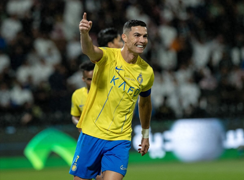 但c罗这样敬业 拼命的球员并不多,大部分前五大联赛球星去沙特超踢球