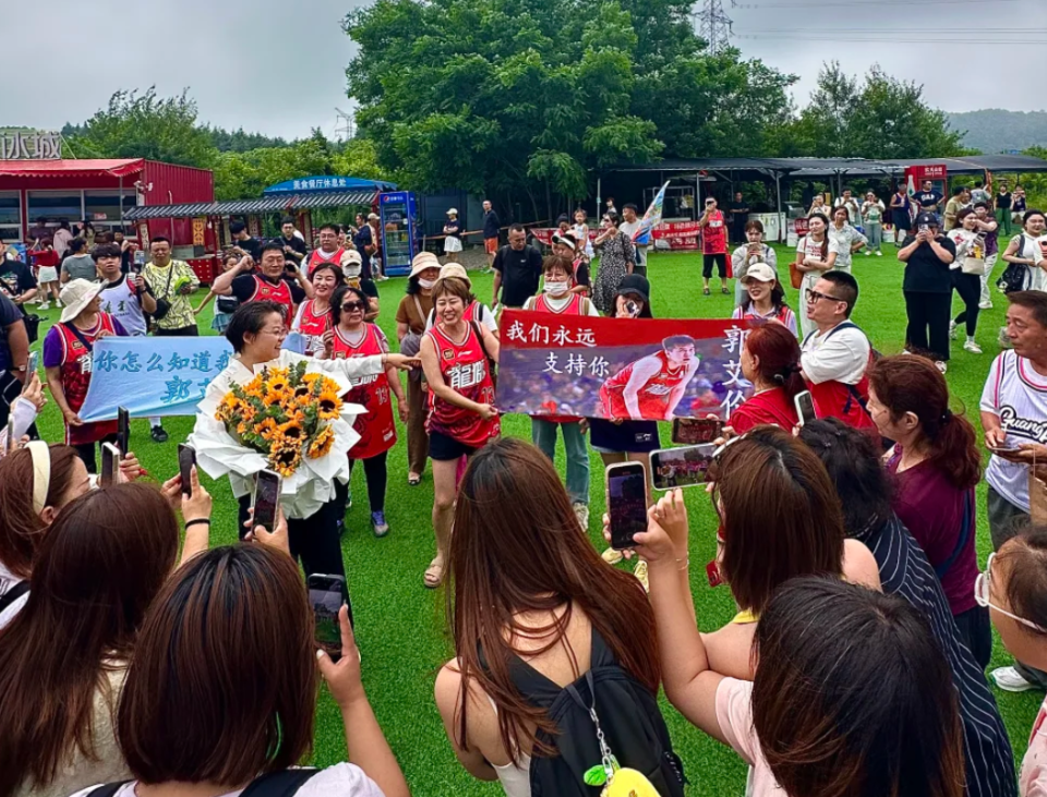 郭艾伦回辽宁热度拉满！出现本溪与沈阳引众人呼喊，本人暖心发声