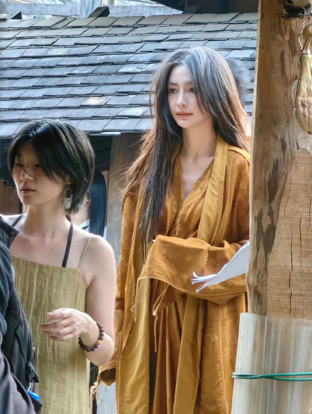 angelababy带小海绵遛狗,消费能力直转直下,神秘男子身份引热议