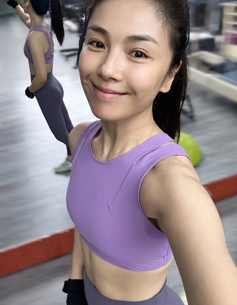 45岁刘涛晒素颜健身照,容貌身材零瑕疵,马甲线小蛮腰超养眼-腾讯新闻