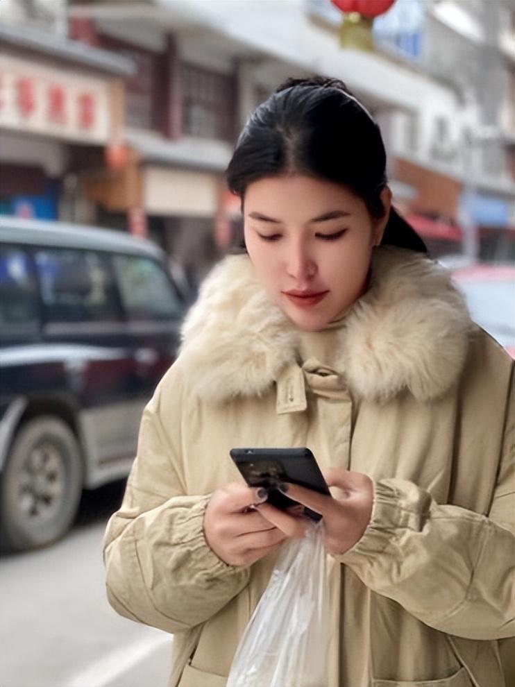 我越南姑娘,有幸嫁中国10年,干工地卖水果,生俩混血宝真幸福