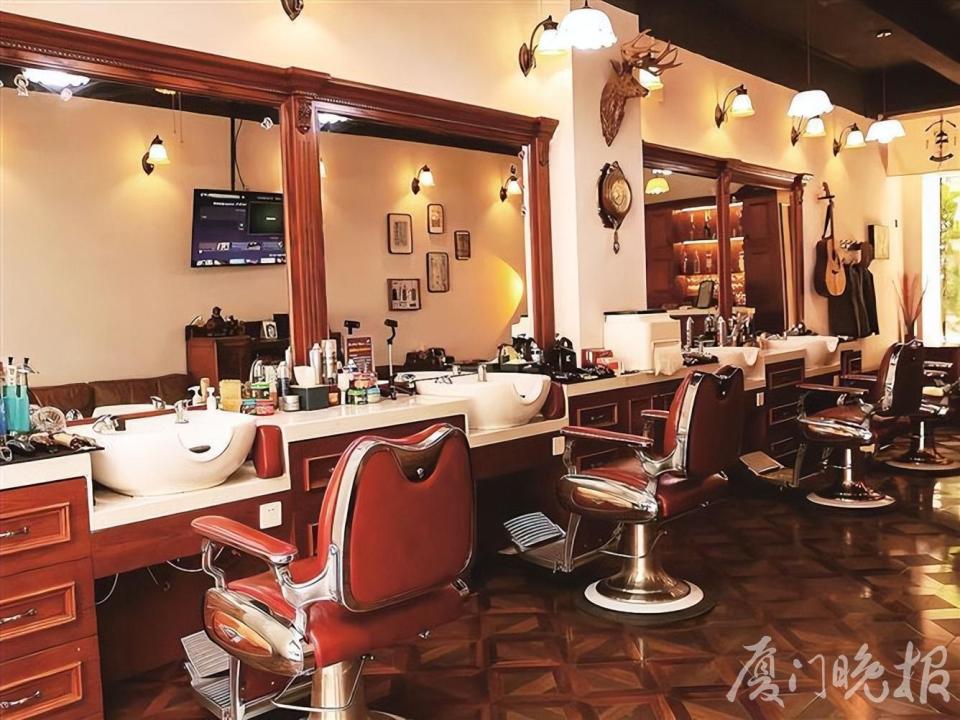 理发剃须修面……男士定制理发服务在厦渐受青睐