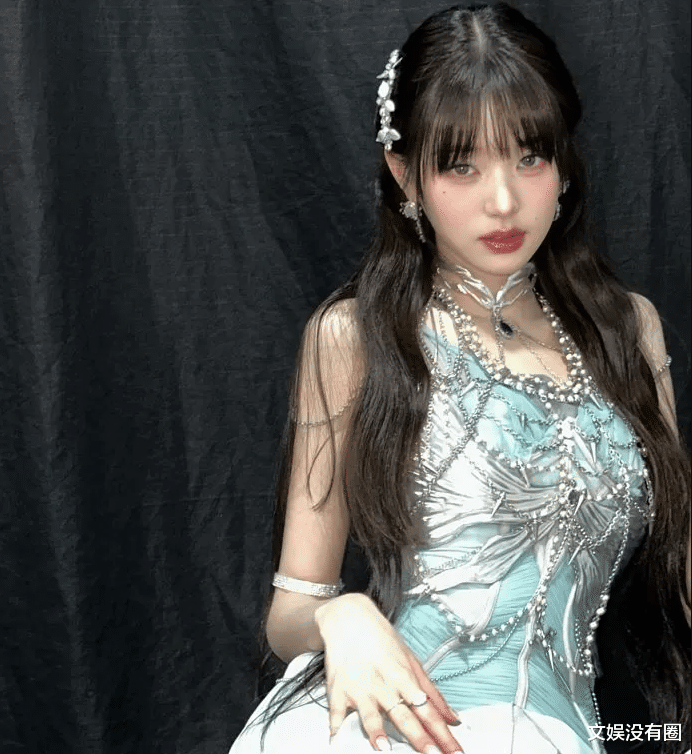 韩网热议ive张元英的头发被中国网友拍卖演唱会上收集的