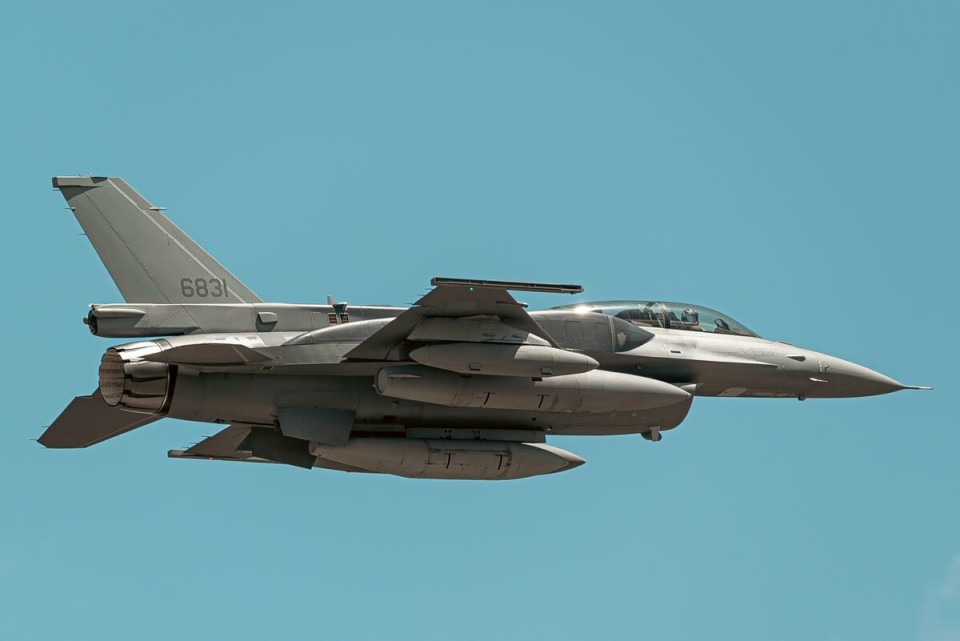 ̨��F-16ս���� Ϊ��Я����5��������䣿