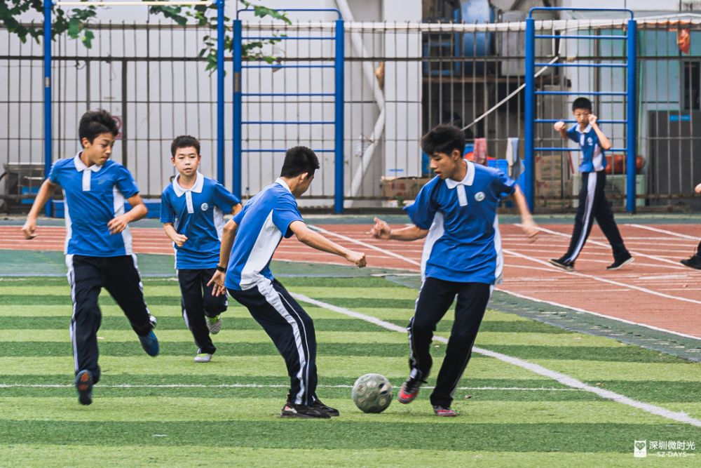 十年前的"羞耻"旧照走红,深圳学生:这是我们的绝版青春