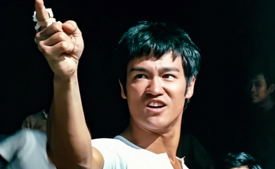 李小龙逝世50周年,曾经一根双节棍,劈出一段传奇人生