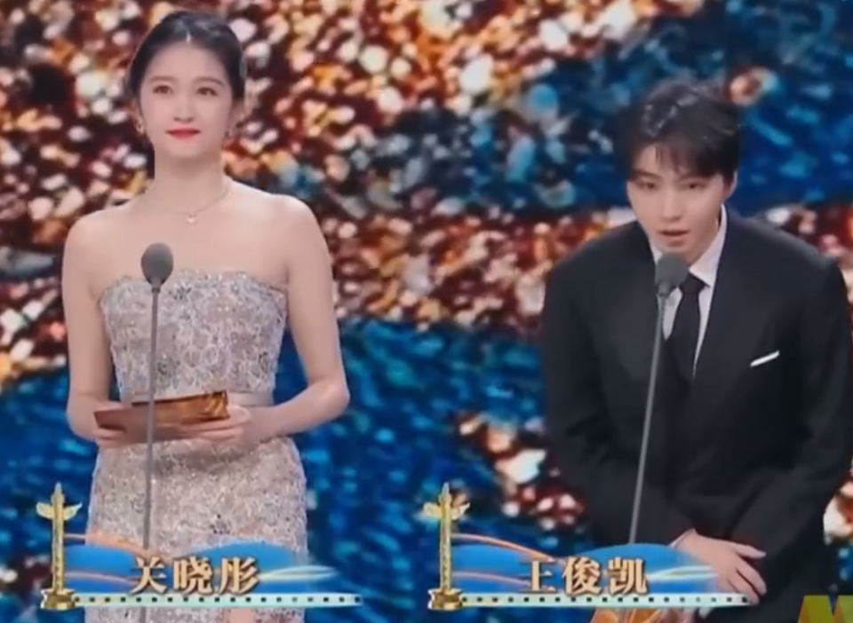华表奖现场明星反应太精彩！张译、刘烨获奖，张涵予陪跑紧抿嘴唇_腾讯新闻