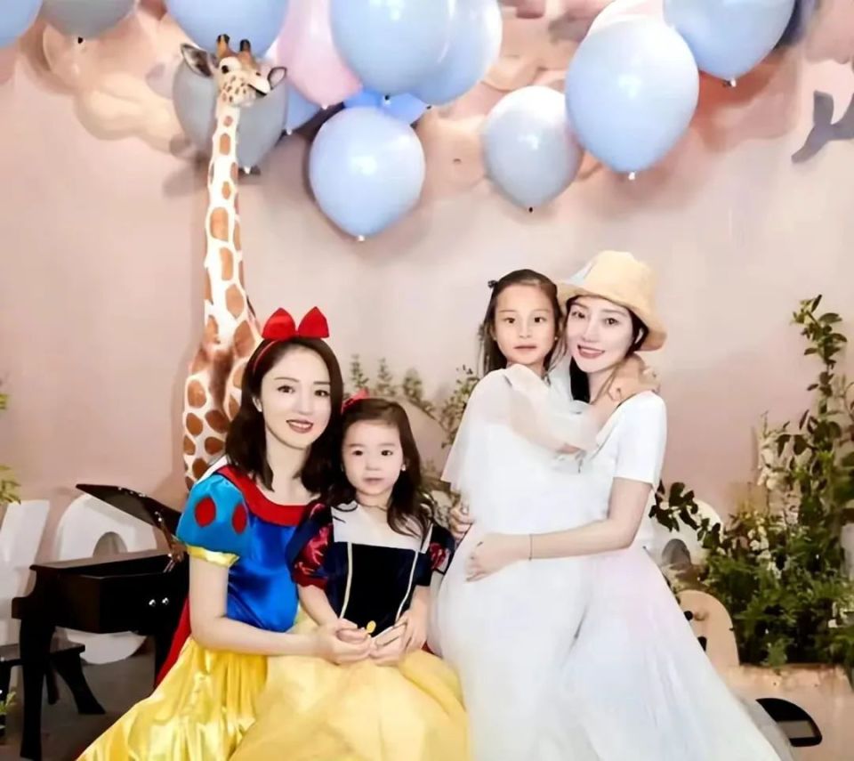 李小璐带甜馨参加董璇女儿生日会!四位40 女星,谁儿女颜值最高