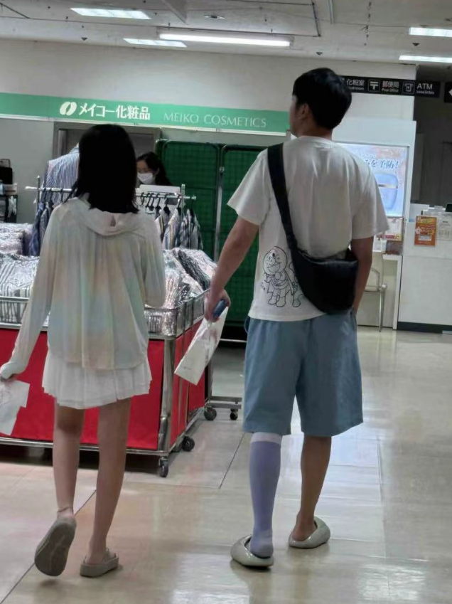 翟煦飞旁边的那个小女孩显然就是12岁女儿北北了,北北的穿搭还是很