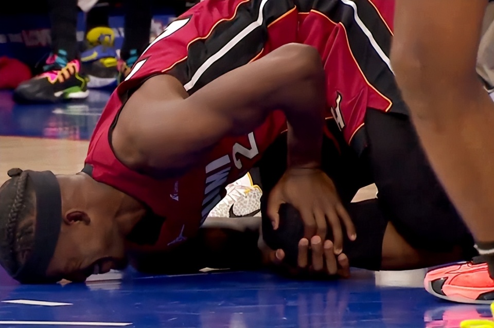 巴特勒右膝受伤,随后两个画面诠释什么叫"硬汉"