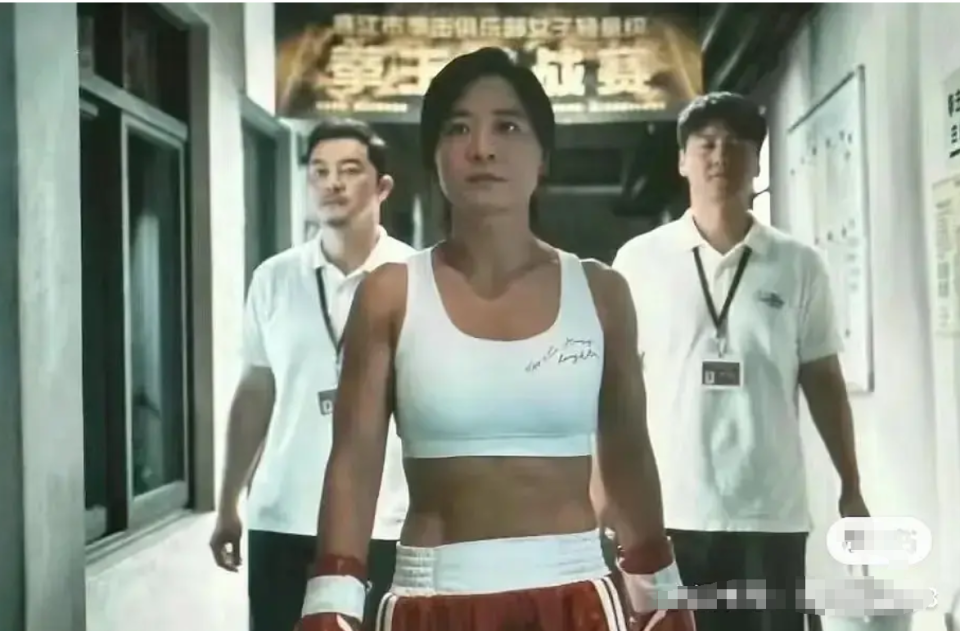 贾玲瘦身正面镜头疯传,练出腹肌太惊人