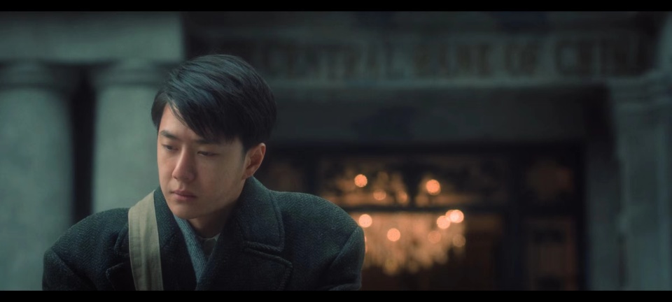 他站在央行的门口,恋恋不舍地离开时,这里原本应该演出魏若来的悲伤