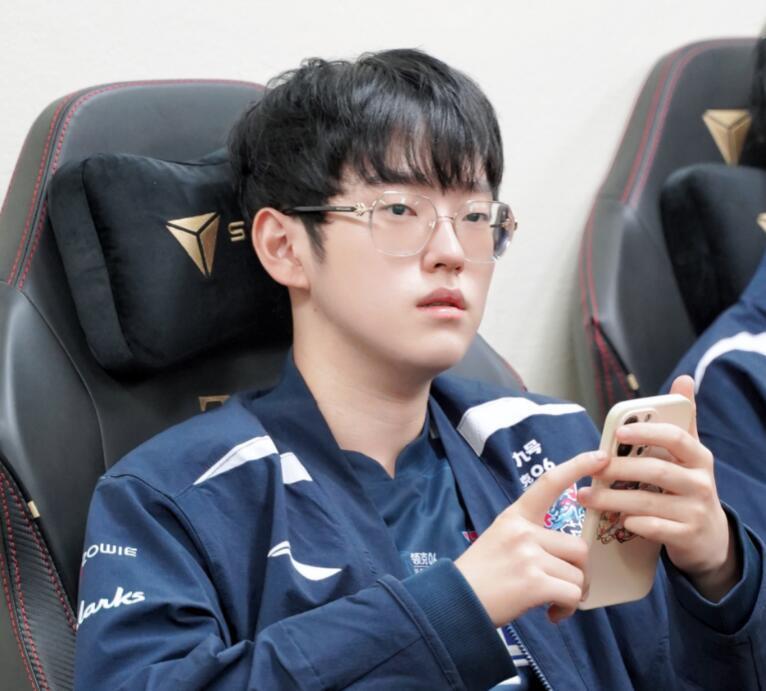 scout采访发言引众怒淘汰后马上想到去旅游一场比赛赚了不少钱