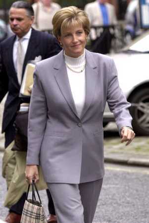 爱德华王子还在躺赢!妻子索菲人气逆袭,成新任王室时尚标杆_腾讯新闻