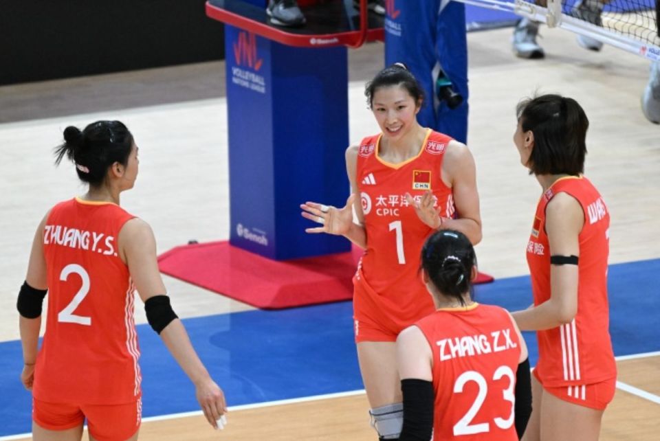 亚洲第1+世界第4！中国女排连续2天输2追3大逆袭 女排精神闪光芒