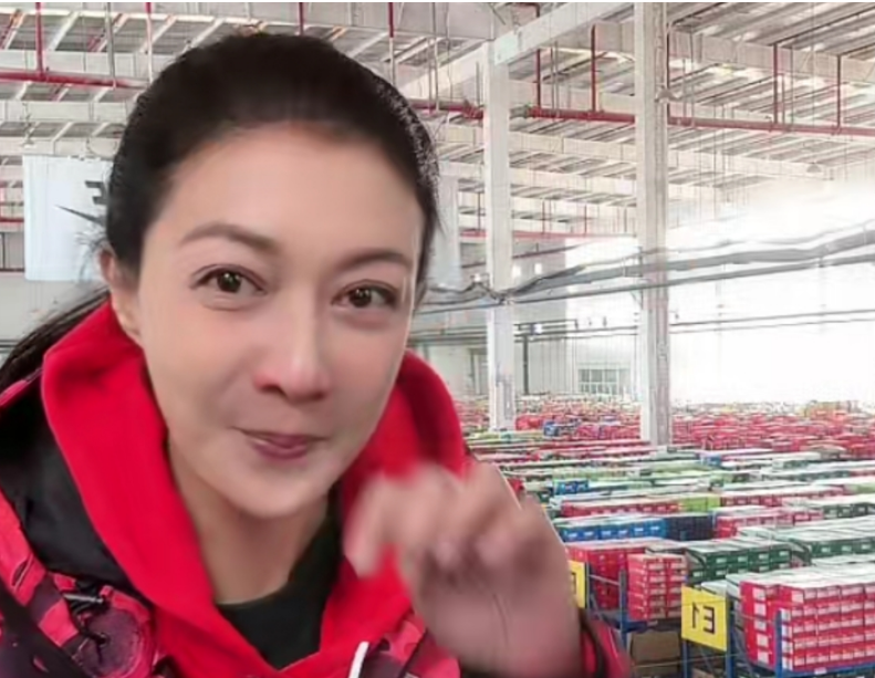 吴绮莉内地直播人气过万鼻子通红表示很感动网友叫她龙嫂