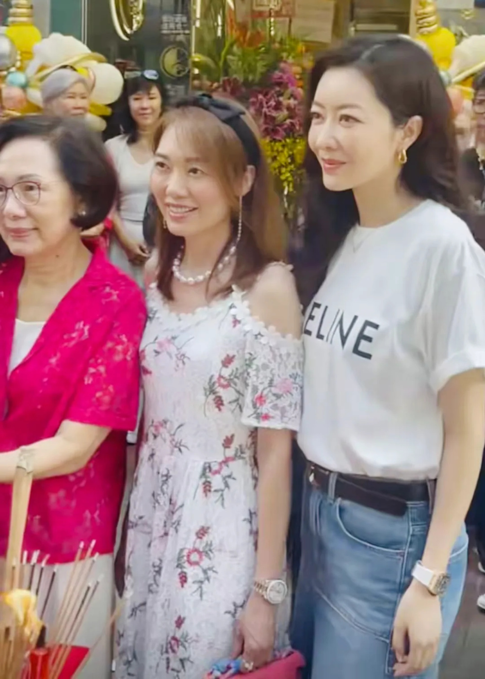 熊黛林老公名表店开业,全家总动员出席支持,二姐郭可盈打扮粉嫩