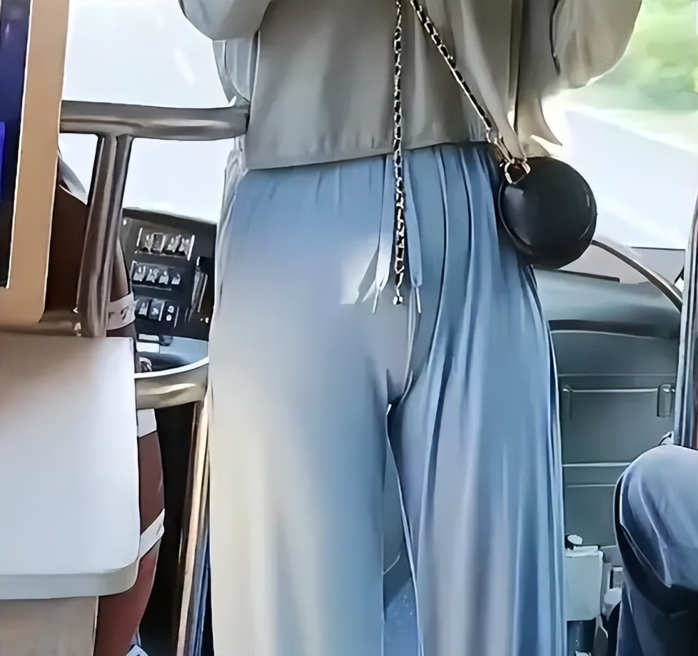 女导游穿紧身裤勒出轮廓,被游客质疑"色情营销",遭公司批评_腾讯新闻